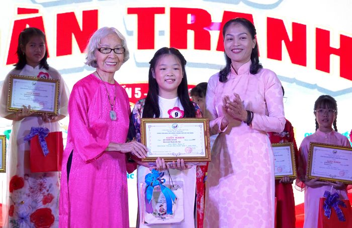  Thí sinh Đỗ Phước Duyên nhận giải nhất Bảng A. Ảnh: THÚY BÌNH 
