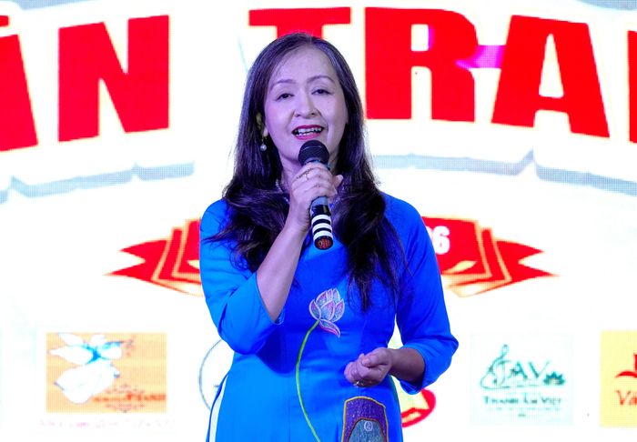  TS-NSƯT Nguyễn Thị Hải Phượng, Trưởng khoa Âm nhạc truyền thống - Nhạc viện TPHCM, Trưởng Ban giám khảo Liên hoan “Em yêu đàn tranh” lần thứ 5 - năm 2026, phát biểu tại lễ tổng kết và trao giải. Ảnh: THÚY BÌNH 