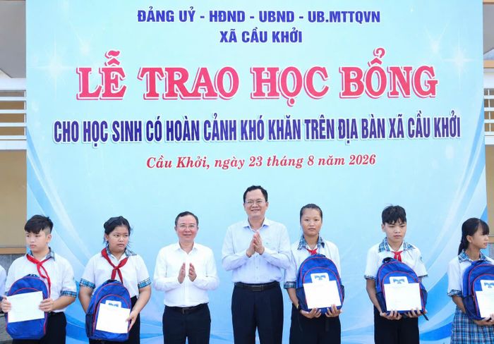  Lãnh đạo Hội Hữu Nghị Việt Nam - Canada TPHCM cùng lãnh đạo Đảng ủy các cơ quan Đảng tỉnh Tây Ninh trao các phần học bổng cho học sinh khó khăn 