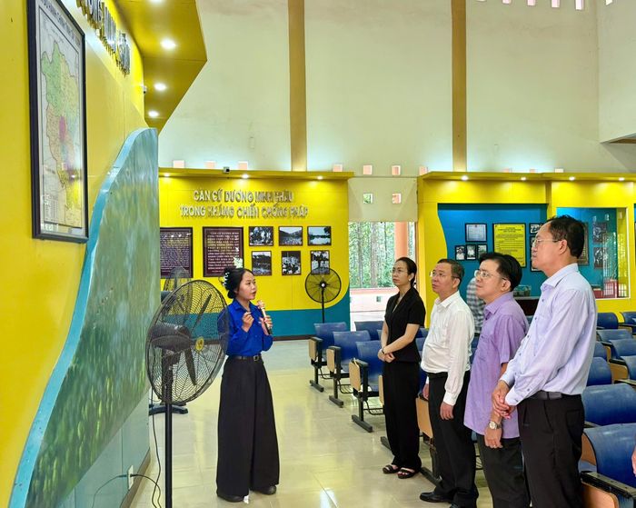  Các đại biểu tìm hiểu về Di tích lịch sử Căn cứ Dương Minh Châu 