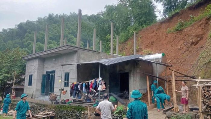 Lực lượng chức năng xã Hiền Kiệt hỗ trợ khắc phục sạt lở tại nhà dân