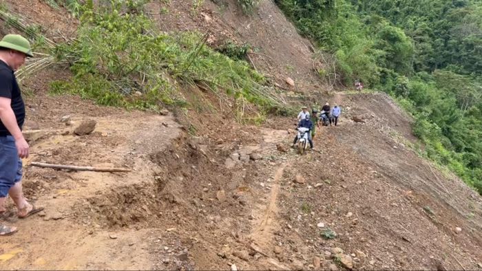 Đã di chuyển xe máy vào đến bản Na Ngân, song còn gặp nhiều khó khăn