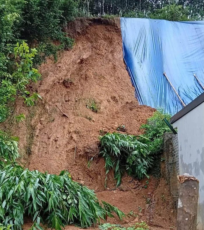 Sạt lở ta luy phía sau nhà dân ở xã Hiền Kiệt