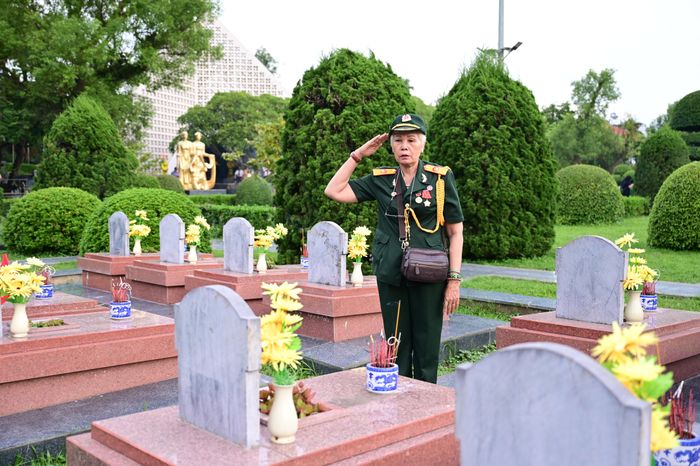  Bà Nguyễn Thị Hồng thắp hương và tri ân các anh hùng liệt sĩ tại Nghĩa trang Liệt sĩ Quốc gia A1. Ảnh: ĐỖ TRUNG 