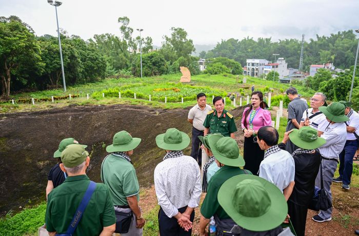  Các đại biểu thăm Đồi A1. Ảnh: ĐỖ TRUNG 