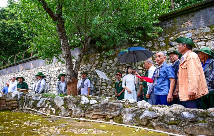  Đoàn thăm Di tích lịch sử Nhà tù Sơn La. Ảnh: ĐỖ TRUNG 