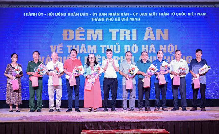  Lãnh đạo Sở Nội vụ TPHCM tặng quà tri ân cho người có công tiêu biểu TPHCM. Ảnh: ĐỖ TRUNG 
