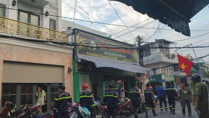 Cơ quan chức năng phong tỏa hiện trường, khám nghiệm điều tra. Ảnh: NGUYỄN TÂN