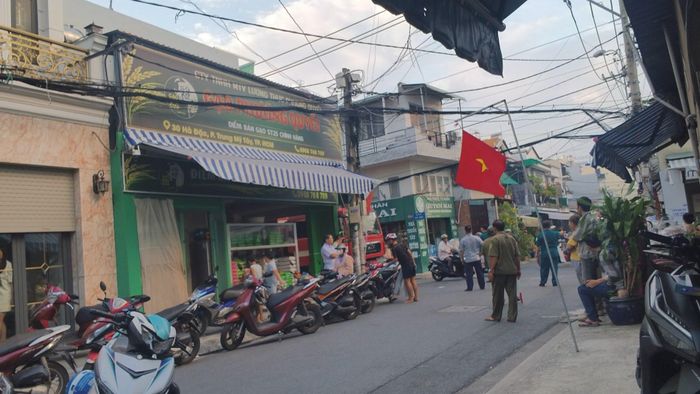 Đến khoảng 18 giờ chiều, hiện trường vẫn đang được phong tỏa. Ảnh: NGUYỄN TÂN