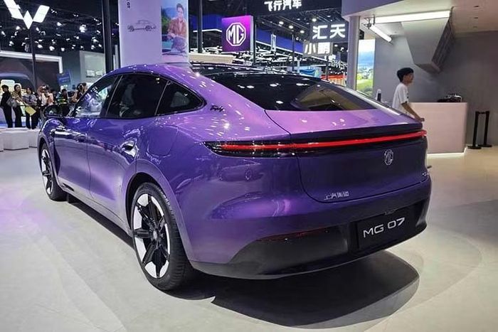 So với mẫu MG7 đang bán tại Việt Nam thì kích thước tổng thể dài, rộng của mẫu xe mới này không chênh lệch nhiều. MG07 mới cao hơn 3cm so với bản cũ, trục cơ sở dài hơn 47mm. Ngoại thất nổi bật với tay nắm cửa bán ẩn, cửa không khung, mâm hai tông màu và kẹp phanh màu vàng.
