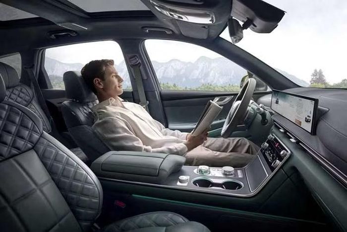 Như vậy, phiên bản hybrid có thêm 47 mã lực, đồng thời Genesis kỳ vọng hiệu quả nhiên liệu tăng hơn 25%. Để tối ưu mức tiêu thụ và độ yên tĩnh khi di chuyển chậm, GV80 Hybrid mặc định khởi hành bằng điện. Chế độ EV có thể được duy trì tới khoảng 30 km/h và được ưu tiên sử dụng trong điều kiện giao thông ùn tắc hoặc khi xe liên tục gặp đèn đỏ.