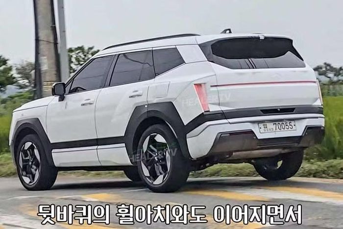 Hyundai Tucson thế hệ thứ 5 chuyển sang ngôn ngữ thiết kế “Art of Steel”, thay cho phong cách thiên về những đường nét sắc cạnh và hiệu ứng hình học của thế hệ thứ tư. Thân xe được tạo hình vuông vức hơn, với vòm bánh nổi khối và các mảng thân xe rõ ràng.