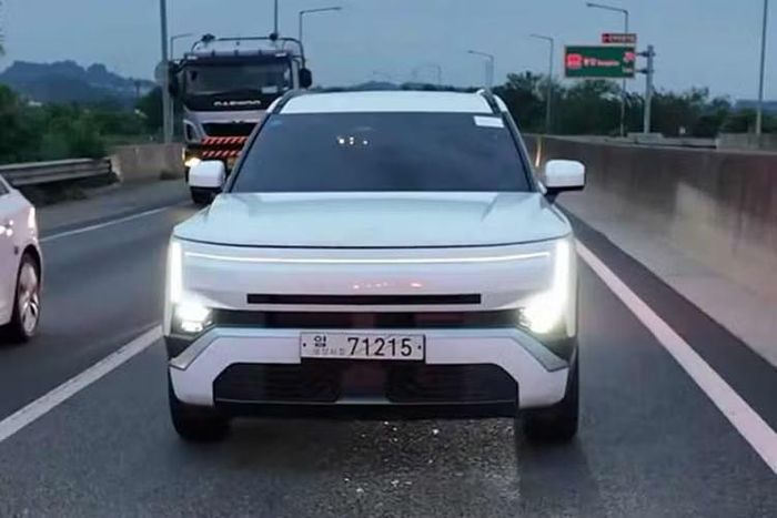 Một điểm mới đáng chú ý là sự xuất hiện của Hyundai Tucson XRT 2027 , phiên bản được phát triển theo phong cách mạnh mẽ và thiên về các hoạt động ngoài trời. Thông số kỹ thuật đầy đủ, giá bán và kế hoạch phân phối Tucson thế hệ mới tại các thị trường ngoài Hàn Quốc hiện vẫn chưa được công bố chính thức.
