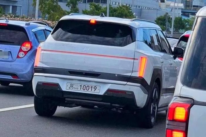 Hyundai hiện chưa công bố thông số nền tảng khung gầm và hệ truyền động của Tucson 2027. Tuy nhiên, mẫu xe được dự đoán tiếp tục sử dụng hệ thống hybrid 1.6L với những nâng cấp về hiệu suất và khả năng tiết kiệm nhiên liệu. Tùy thị trường, Tucson thế hệ mới cũng có thể tiếp tục được cung cấp với động cơ xăng hút khí tự nhiên, xăng tăng áp và hệ truyền động plug-in hybrid (PHEV).