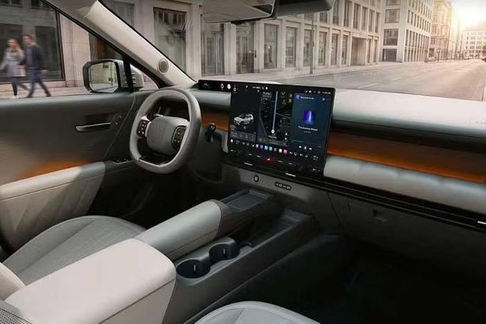 Không chỉ thay đổi về thiết kế, Hyundai Tucson thế hệ thứ 5 còn được mở rộng kích thước. Xe dài 4.700 mm, rộng 1.905 mm và cao 1.685 mm. Chiều dài cơ sở đạt 2.785 mm, tăng 30 mm so với thế hệ trước. Chiều dài tăng thêm 60 mm và chiều rộng tăng 40 mm giúp Tucson có thêm không gian cho hàng ghế sau.