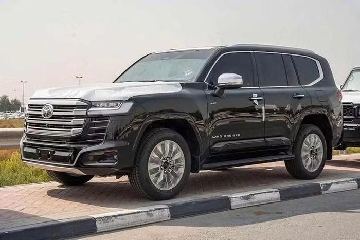 Nhiều sản phẩm Toyota cũng vướng phải cảnh này, như Land Cruiser 300 (LC300) "kênh" giá hẳn 1,6 tỷ đồng, Land Cruiser 250 đội giá 500 triệu đồng.