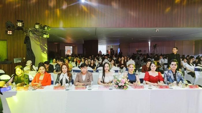  Danh ca, nhạc sĩ Ngọc Sơn – Trưởng Ban giám khảo cùng Hội đồng Giám khảo cuộc thi. 