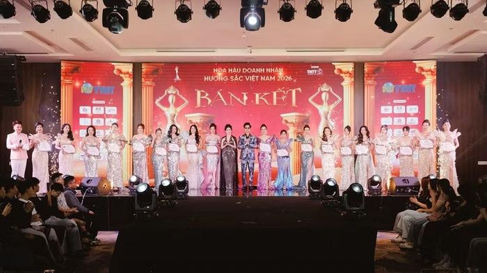 Trưởng Ban giám khảo, danh ca Ngọc Sơn, trao chứng nhận Top 19 vào chung kết Hoa hậu Doanh nhân Hương sắc Việt Nam 2026.