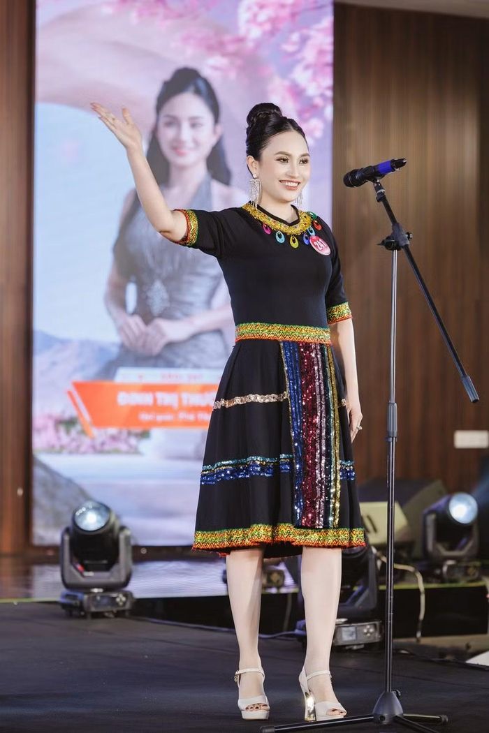 Các nữ doanh nhân trong phần thi trang phục truyền thống với họa tiết thổ cẩm của nhà thiết kế Thân Hoàng Bích Thủy.