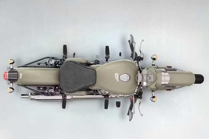 Ngoài ra, Royal Enfield vẫn giữ nguyên bưởng máy mạ crôm, ống xả và vành nan hoa với lốp có săm, tạo cho Royal Enfield Classic 350 Gorkha Edition vẻ ngoài pha trộn giữa các yếu tố cổ điển với di sản quân sự.
