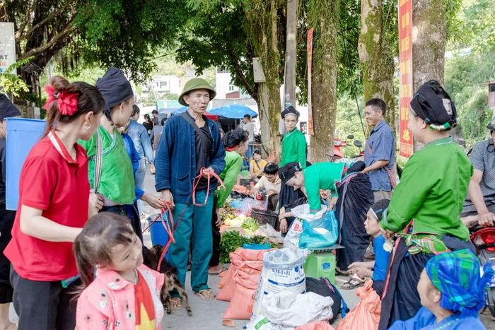 Việc trao đổi hàng hóa với những người dân với nhau.