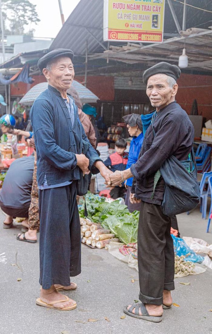 Những người bạn tay bắt mặt mừng khi có dịp gặp gỡ nhau tại chợ phiên.