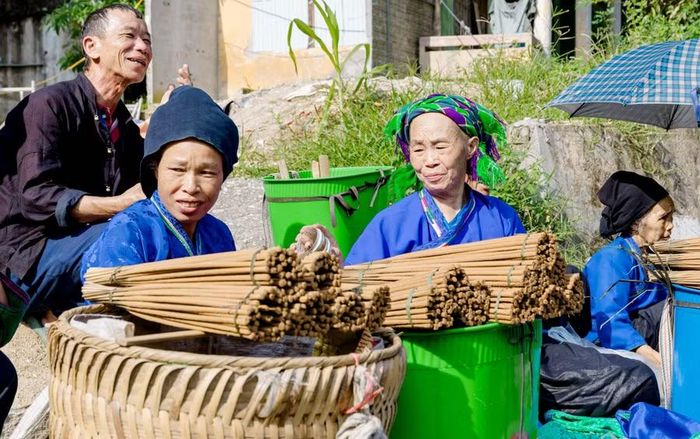 Nhang thơm được bày bán ở mỗi phiên chợ.
