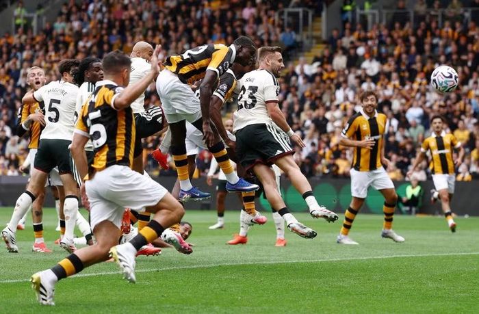 Man Utd (áo trắng) thua sốc thủ Hull City 0-2 ở trận khai màn Ngoại hạng Anh 2026-2027 Ảnh: Reuters