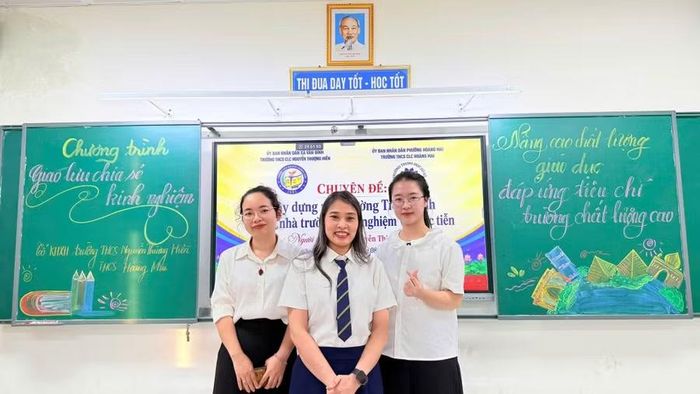 Giáo viên giao lưu chuyên môn tại Trường THCS Chất lượng cao Nguyễn Thượng Hiền.
