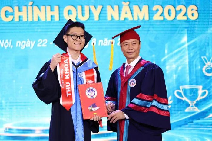 PGS. TS Bùi Đức Thọ, Giám đốc ĐH Kinh tế Quốc dân trao bằng cho Ngô Tuấn Đức - tân thủ khoa đầu ra ngành Kiểm Toán, ĐH Kinh tế Quốc dân. Ảnh: TH.