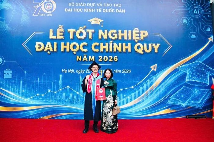 Ngô Tuấn Đức cùng mẹ là bà Đào Thị Hoa tại lễ nhận bằng tốt nghiệp. Ảnh: ĐH.