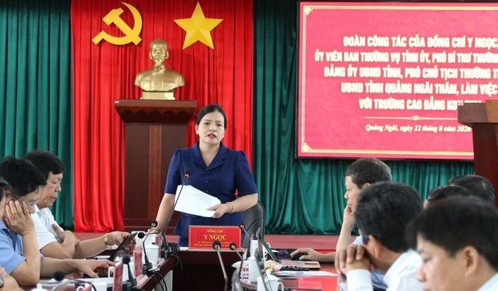 Bà Y Ngọc - Phó Chủ tịch Thường trực UBND tỉnh Quảng Ngãi làm việc với Ban Giám hiệu Trường Cao đẳng Kon Tum. Ảnh: Cổng TTĐT Quảng Ngãi