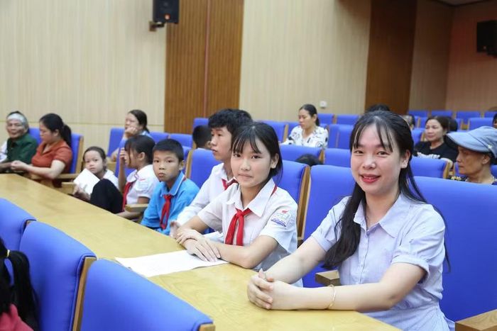 Em Phan Phương Thanh, học sinh lớp 9, Trường THCS Hưng Hóa cùng cô giáo tại chương trình.