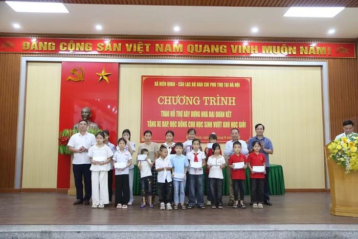  Những món quà giúp các em học sinh có thêm điều kiện đến trường, tiếp tục nuôi dưỡng ước mơ, hoài bão và vươn lên trong cuộc sống. 