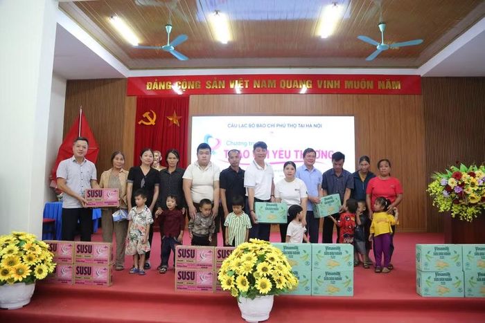 Đại diện Ban tổ chức chương trình trao quà cho học sinh tại xã Võ Miếu.