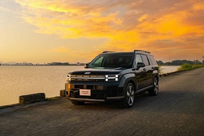 Hyundai Santa Fe gây ấn tượng mạnh với diện mạo vuông vức, khác biệt rõ rệt so với thế hệ trước.