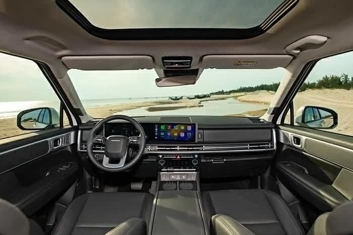 Khoang nội thất Hyundai Santa Fe được thiết kế theo hướng rộng rãi và hiện đại.