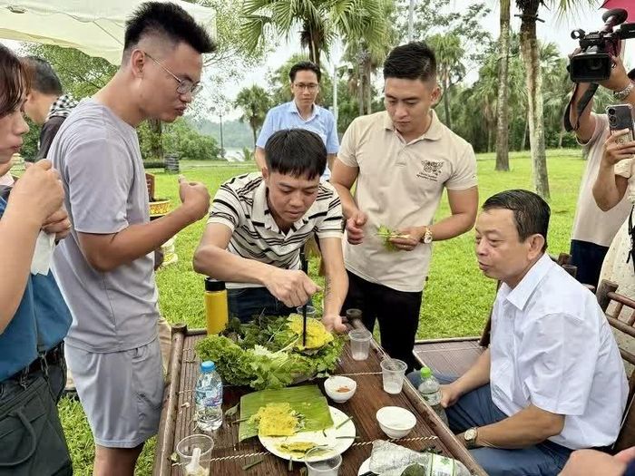 Du khách thưởng thức hương vị dân dã, gần gũi của miền Tây Nam Bộ. (Nguồn: BTC)