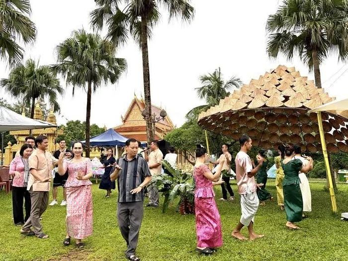 Không gian giao lưu còn trở nên sôi động với những tiết mục nghệ thuật mang âm hưởng miền Tây. (Nguồn: BTC)