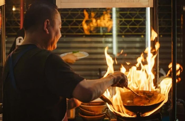Để nhận được chứng nhận, các chủ nhà hàng, quán ăn sẽ phải đáp ứng đầy đủ yêu cầu nghiêm ngặt về vệ sinh an toàn thực phẩm, đảm bảo nét bản sắc và đặc trưng của món ăn. (Nguồn: SCMP)