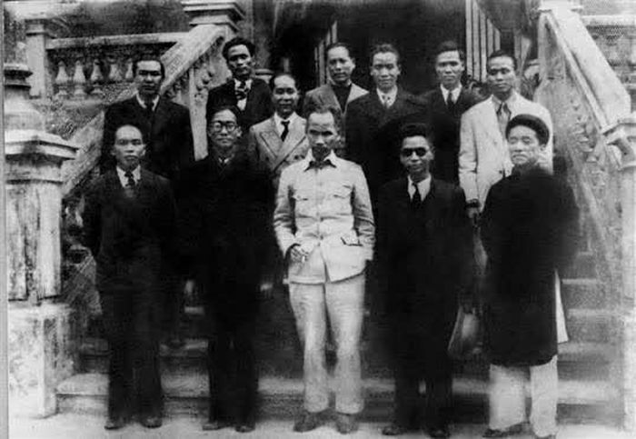 Hồ Chủ tịch, Đại tướng Võ Nguyên Giáp, Giáo sư Hoàng Minh Giám cùng các thành viên Chính phủ lâm thời, năm 1945. (Nguồn: TTXVN)