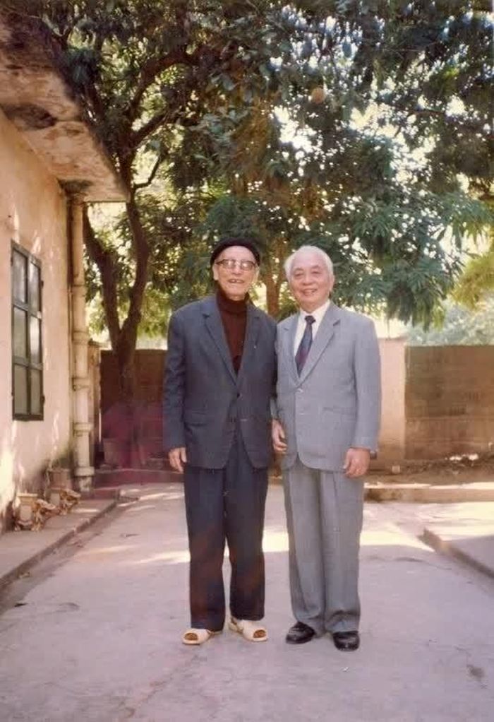 Đại tướng Võ Nguyên Giáp và Giáo sư Hoàng Minh Giám chụp ảnh nhân dịp mừng thọ Cụ Giám 90 tuổi, ngày 4/11/1993. (Ảnh: TGCC)