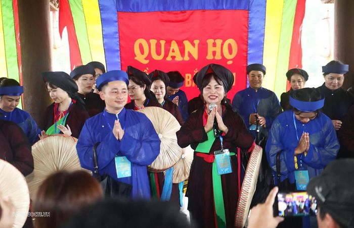Kiều bào Lê Thị Bích Hường (bên phải) đã giới thiệu về Quan họ tới hơn 20.000 người ở nhiều quốc gia. (Ảnh: Thành Long)