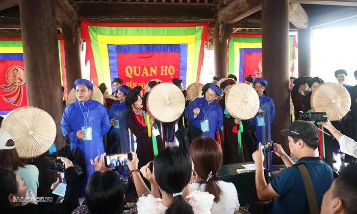Đoàn giáo viên kiều bào giao lưu, biểu diễn tiết mục nghệ thuật Quan họ. (Ảnh: Thành Long)