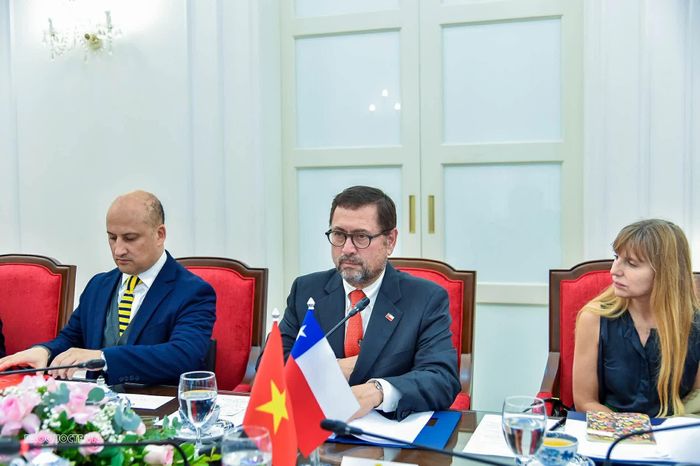 Bộ trưởng Ngoại giao Chile Francisco Pérez Mackenna khẳng định coi trọng chuyến thăm chính thức Việt Nam.