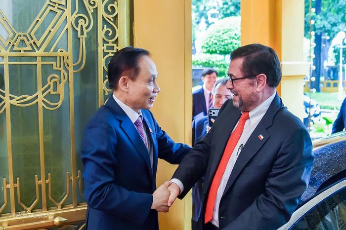 Ủy viên Bộ Chính trị, Bộ trưởng Ngoại giao Lê Hoài Trung đón Bộ trưởng Ngoại giao Cộng hòa Chile Francisco Pérez Mackenna tại Trụ sở Bộ Ngoại giao sáng 23/8.