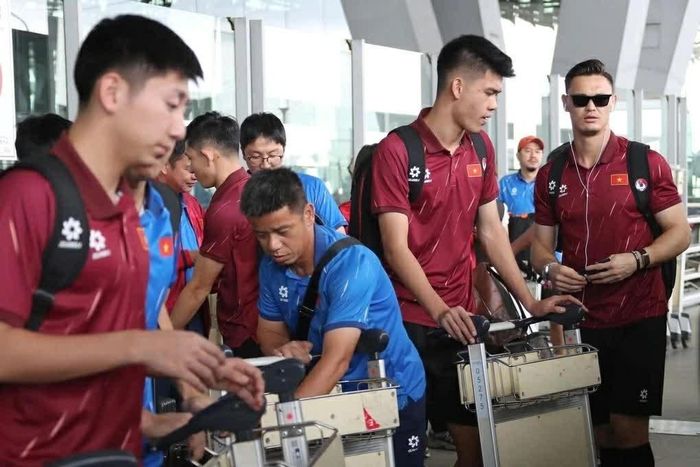 Các cầu thủ tinh thần thoải mái khi làm thủ tục tại sân bay. (Ảnh: Đức Đồng)