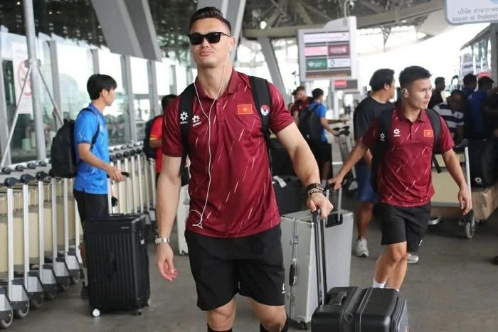 Thủ môn Lê Giang Patrik và tiền vệ Nguyễn Quang Hải là hai cầu thủ góp công lớn cho chiến thắng tối 22/8 của tuyển Việt Nam. Lê Giang có những pha băng ra dũng cảm, chọn vị trí hợp lý và phản xạ xuất sắc giúp khung thành không bị thủng lưới, trong khi Quang Hải có cú sút chân trái, giúp nâng tỷ số lên 2-0 chỉ sau 10 phút vào sân. (Ảnh: Đức Đồng)