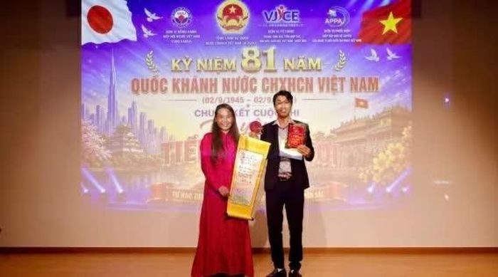 Đại diện Ban tổ chức trao giải Nhất cho thí sinh Hoàng Văn Hòa. (Nguồn: BTC)