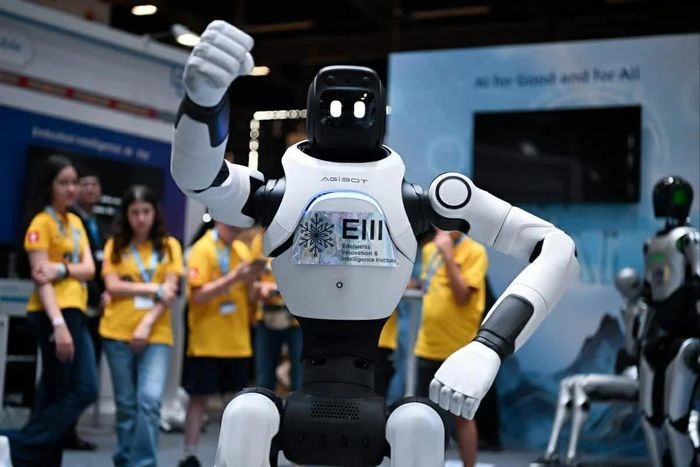 Một robot do công ty AgiBot của Trung Quốc chế tạo đang khiêu vũ tại Hội nghị thượng đỉnh toàn cầu “AI vì mục tiêu tốt đẹp” (AI for Good Global Summit) ở Geneva, Thụy Sỹ, ngày 17/7 (Nguồn: Tân Hoa xã)